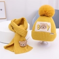Dettaglio del set cappello e sciarpa in maglia gialla con ricami di orsetti che dormono - Giallo