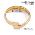 Minimalistisches goldfarbenes Manschettenarmband mit poliertem Finish und Maßen - Kreuz Offener Armreif / Gold Stil A (2427)