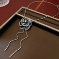 Detail der schwarzen Emaille-Kamelienkette mit silbernen Strasssteinen und langen Quasten - Halskette-Schwarz