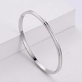 Bracciale rigido geometrico argento con cristalli di zirconia e chiusura a cerniera - Color Acciaio
