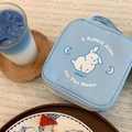Blaue quadratische Kosmetiktasche mit Hasenmotiv und Griff auf einer Tischdecke - Mondhase/Mondmuster / Mondhase Kleine Quadratische Tasche (Blau)