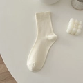 Minimalistische cremefarbene Baumwollsocken mit Rippstrick-Bündchen im japanischen Stil - Einheitsgröße / Cremefarben