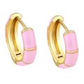 Detalle de pendientes de aro dorados con esmalte rosa y diseño de nudo de bambú - Rosa