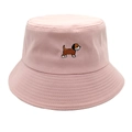 Detailopname van roze katoenen vissershoed met schattig geborduurd hondje en fijne stiksels - M (56-58cm) / Roze