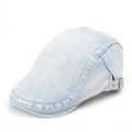 Detail van de lichtblauwe denim platte pet met gewassen textuur en metalen gesp opzij - Verstelbaar / Lichtblauw