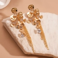 Elegante goldene Blumenohrringe mit Zirkon-Wassertropfen-Quasten auf texturiertem Stein - Gold