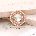 Vue macro détaillée d'une breloque dorée de 2,5 cm avec perles et grand cristal - Cercle de Cristal de Perle à Fond Doré Blanc