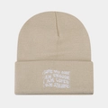 Detalle del gorro de punto beige con bordado I AM ENOUGH y textura de punto suave - Beige