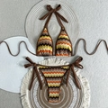 Dettaglio bikini boho in maglia con motivo zig-zag in toni della terra e laccetti laterali - S / Strisce marroni