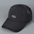 Dettaglio del cappellino nero ad asciugatura rapida con ricamo Mad e rete traspirante - M (56-58cm) / Nero