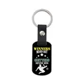 Porte-clés de football avec lanière en cuir et slogan Winners Never Quit en noir et argent - Style Winners Never Quit (CPK103)