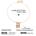 Detalle de collar de acero inoxidable oro 18K con colgantes de niños y medidas del producto - Collar de Niño y Niña (JDN0207038)