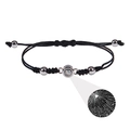 Dettaglio proiezione a cuore Ti amo in 100 lingue su un bracciale intrecciato - Rotondo / Argento