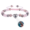 Dettaglio bracciale in pietre rosa e grigie con ciondolo a cuore e proiezione fotografica - Quarzo Rosa + Pietra Zebra Rosa (WB1039-2)