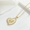 Détail du collier pendentif cœur Mom avec zircon blanc étincelant et base nacrée - Cœur MOM (XL2994-1)