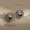 Orecchini a perno minimalisti in metallo fluido argento su sfondo di seta - Argento