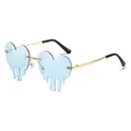 Himmelblaue herzförmige Sonnenbrille mit Tropfengläsern und goldener Metallfassung - Hellblau