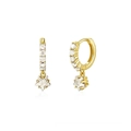 Dettaglio ravvicinato di orecchini a stella in argento S925 dorato con zirconi chiari - Zircone Bianco