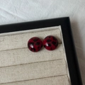 Detail van rode hars oorbellen met zwarte lieveheersbeestjesstippen op sieradentray - 10# Zilveren Naald-Rood-Afgeplat Rond