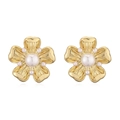 Vista detallada de pendientes vintage de flores doradas con perlas sobre un fondo blanco - Estilo de Flor y Perla / Dorado