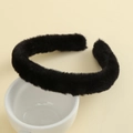 Dettaglio della consistenza del cerchietto in peluche nero e finta pelliccia densa - Nero