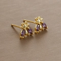 Detailaufnahme der goldenen Bienenohrringe mit lila Kristallen im Marquise-Schliff - Gold Violetter Zirkonia