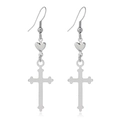 Vue détaillée de boucles d'oreilles cœur et croix argentées sur fond blanc avec reflet - Cœur et Croix