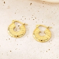 Détail de boucles d'oreilles en C plaquées or 18K avec une texture métallique radiale - Or Texture Radiante 18mm (KE115682-GC)