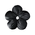 Detalle de la textura brillante del coletero de seda negra con forma de flor - 17.5cm Flor / Satén Negro