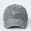 Primer plano de bordado de corazón en gorra de algodón lavado con textura vintage - Talla única / Gris