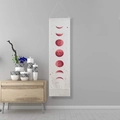 Arazzo verticale con fasi lunari rosse e nappe su una parete grigia decorata - Bianco
