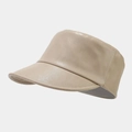 Detailopname van beige PU-leren ruitercap met fijne stiksels en klepafwerking - Eén maat / Lichtbeige