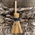 Détail d'un pendentif mini balai de sorcière en paille naturelle avec breloque étoile - Balai de paille + Étoile pleine