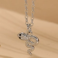 Dettaglio macro della collana con ciondolo a serpente in argento e pietre di zircone - Collana serpente curva / Argento