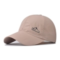 Detail aus khakifarbenem, atmungsaktivem Stoff mit Berglogo auf der Outdoor-Kappe - Khaki