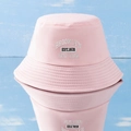 Détail de la broderie Brooklyn New York sur un chapeau bob en toile de coton rose - Taille unique / Rose