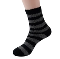 Detailansicht der gestreiften Korallenvlies-Socken für Herren in Schwarz und Grau - Einheitsgröße / Herren Gestreift Schwarz