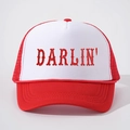 Dettaglio del ricamo Darlin' e della rete rossa su questo cappello trucker - Regolabile / Bianco e Rosso