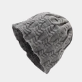 Dettaglio del cappello in maglia grigio scuro con motivo a trecce spesse - Grigio