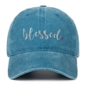 Gewaschene blaue Baumwoll-Basecap mit blessed-Stickerei und rotem Kreuz auf weißem Hintergrund - See Blau