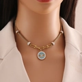 Dettaglio della collana dorata a strati con ciondolo occhio blu e strass incastonati - Stile Malocchio Rotondo Occhio Blu (2#)