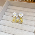 Détails de boucles d'oreilles marguerites avec boules en verre sur boîte à bijoux - 11# Tige en Argent - Boucles d'Oreilles Marguerite avec Boule Transparente