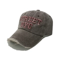 Dettaglio del berretto da baseball marrone lavato con ricamo Street NYC e visiera usurata - M (56-58cm) / caffè