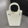 Detailopname van witte waterdichte EVA-strandtas met ronde gaten en klinknagels - Wit