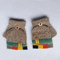 Warme braun gestreifte Strickhandschuhe mit Klappe und bunten Streifen für den Winter - Einheitsgröße / Beige