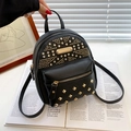 Petit sac à dos en similicuir noir avec clous dorés et plaque métallique chic - Noir