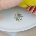 Ciondolo a timone dorato con smalto bianco e blu e dettaglio in strass centrale - Timone Blu e Bianco (6)