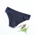 Slip in cotone a coste blu scuro con pizzo floreale su uno sfondo bianco pulito - S / Blu Notte