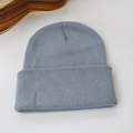 Détail de la texture en maille douce et du tissu gris-bleu clair du bonnet d'hiver - Gris clair