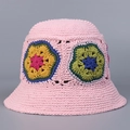 Dettaglio del cappello a secchiello rosa fatto a mano all'uncinetto con fiori colorati - M (56-58cm) / Rosa